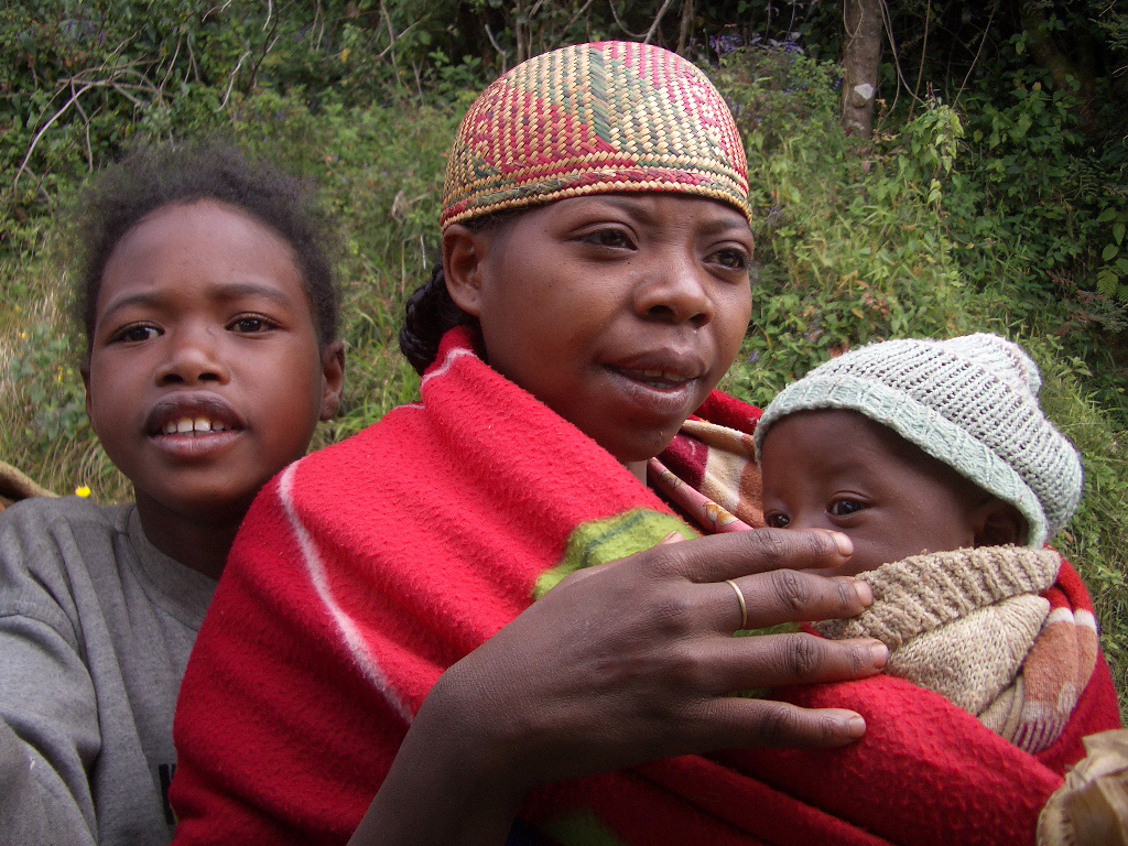 Foto: Madres con bebes - Ambositra, Madagascar