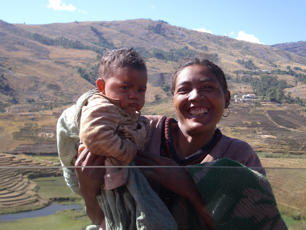 Foto: Madre orgullosa de su bebe - Ambalavao, Madagascar