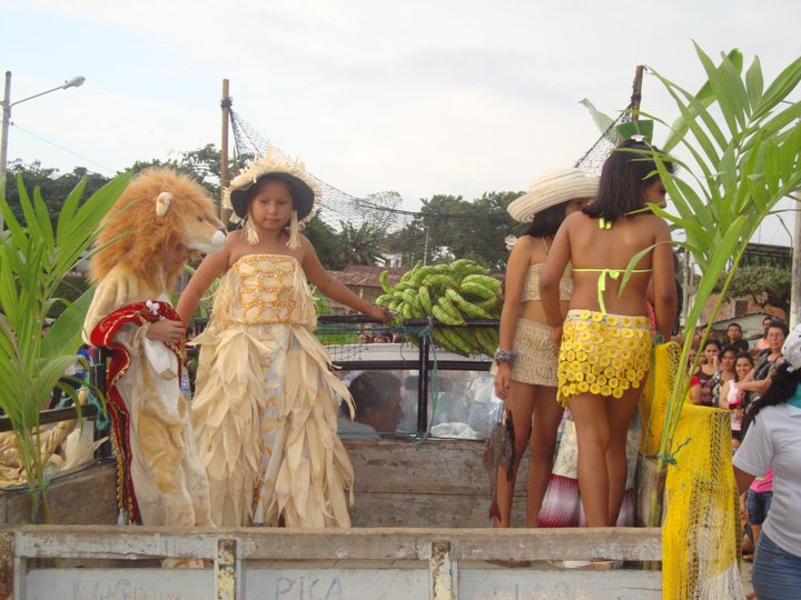 Foto: desfiles de las humildes  carrosas  en las fiestas  de  independiencia - Parroquia Bachillero (Manabí), Ecuador