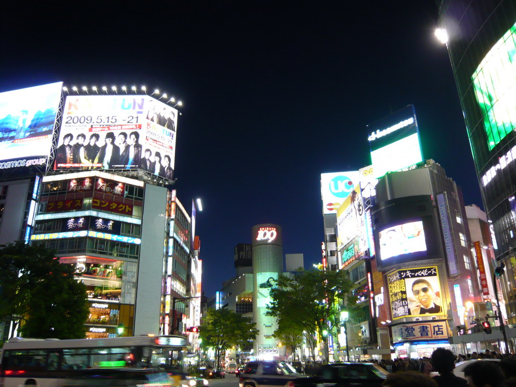 Foto: Vista nocturna desde el cruce Hachiko - Shibuya (Tōkyō), Japón