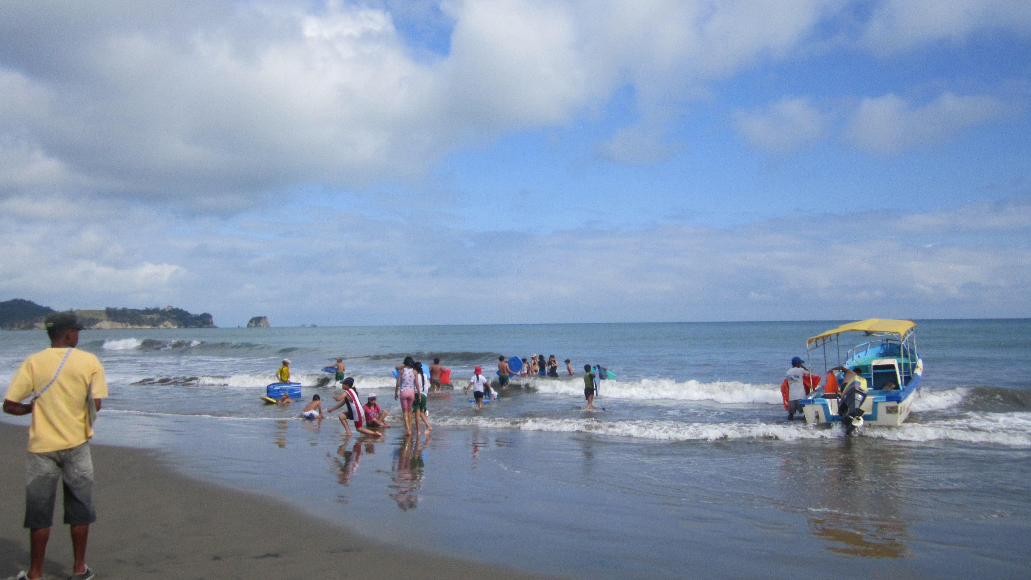 Foto: Playa con turistas - Atacames (Esmeraldas), Ecuador
