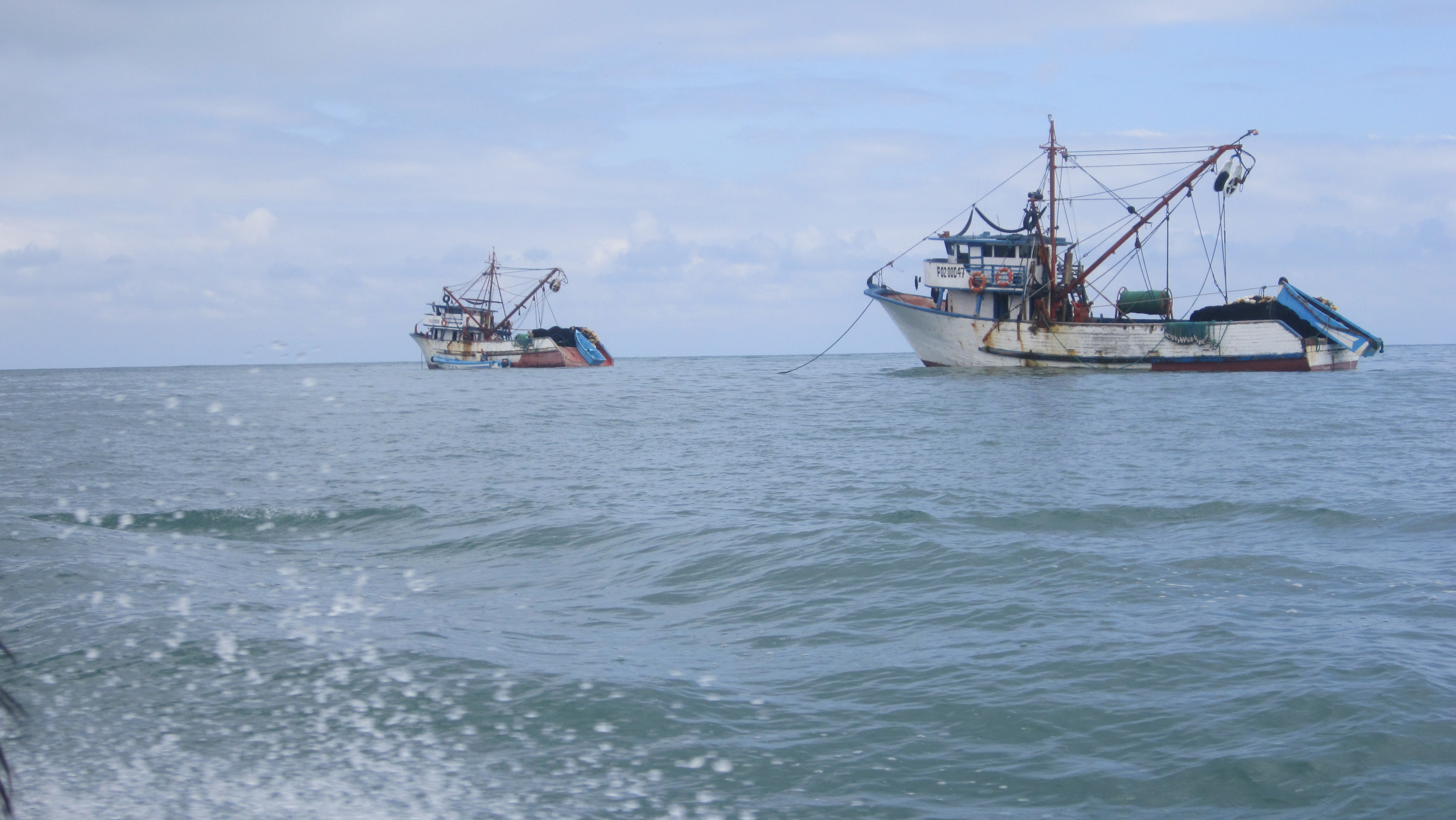 Foto: Dos barcos pesqueros - Atacames (Esmeraldas), Ecuador