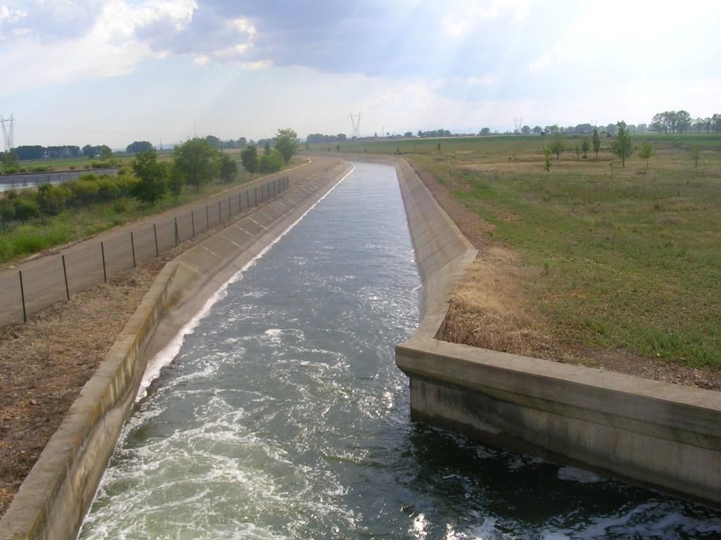 Foto: NUEVO CANAL HACIA ZUARES - Zuares Del Pàramo (León), España