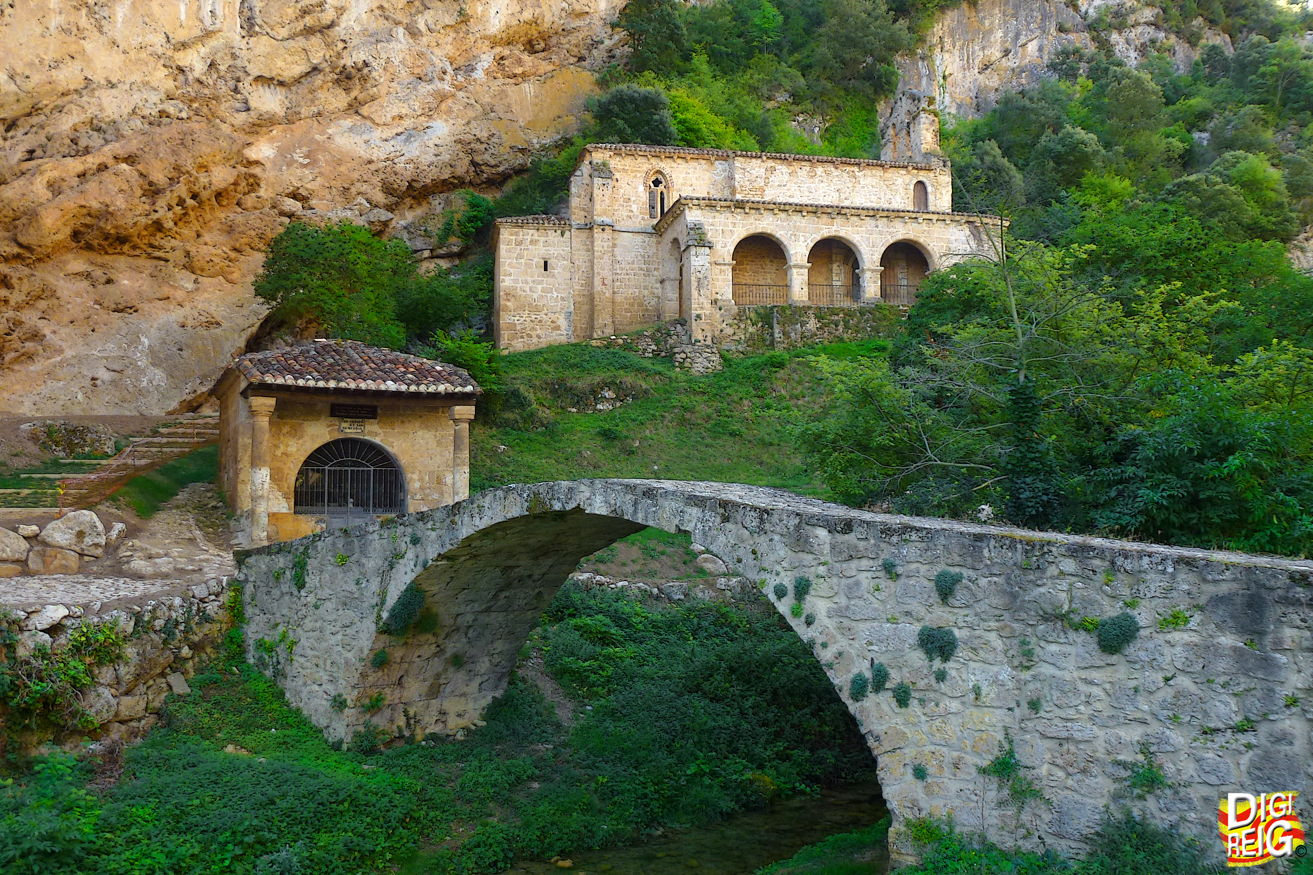 Foto: Ermita, puente y humilladero. - Tobera (Burgos), España