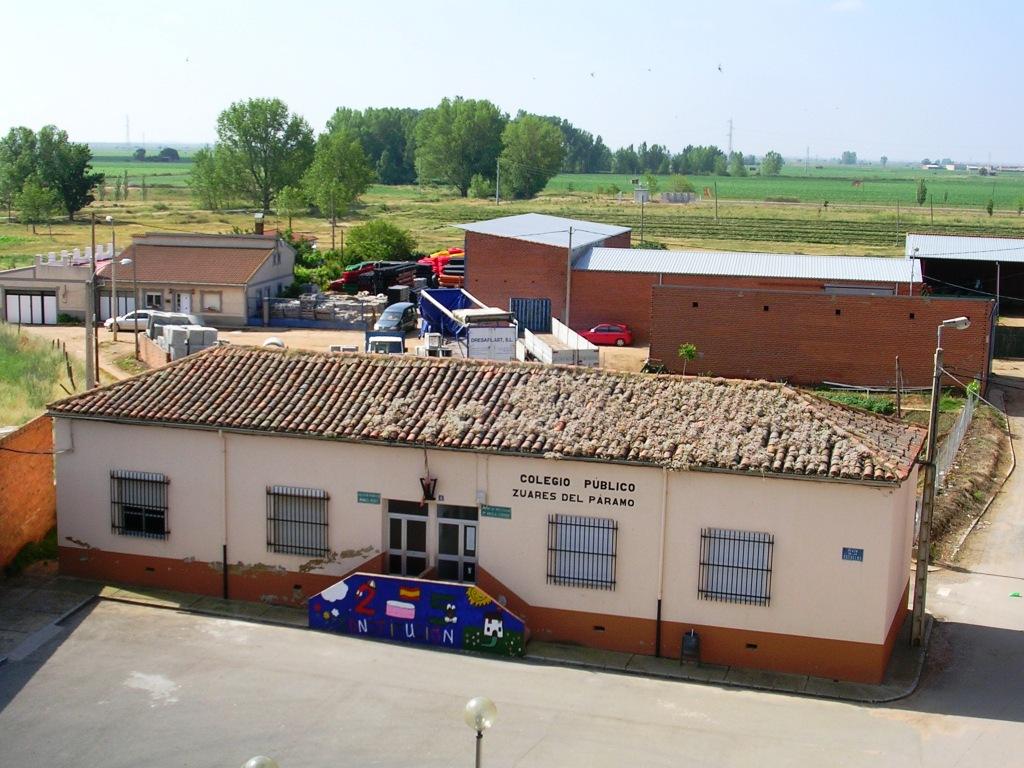 Foto: Las Escuelas Desde La Torre - Zuares Del Pàramo (León), España
