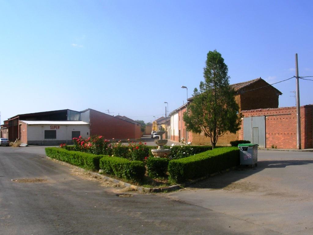 Foto: El Jardin De La C/jose Barrera - Zuares Del Páramo (León), España