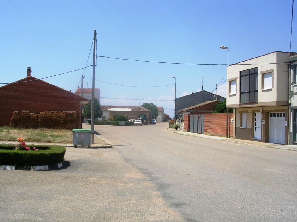 Foto: C/ Arriba - Zuares Del Páramo (León), España