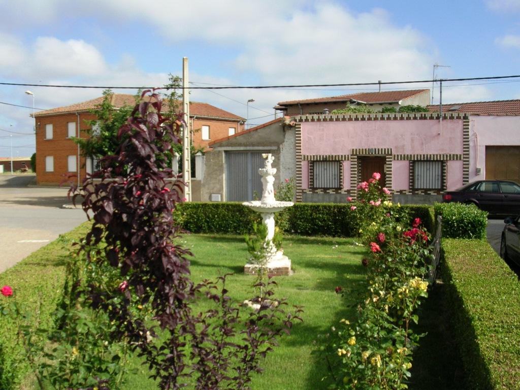 Foto: Jardin C/ Sta Cristina - Zuares Del Páramo (León), España