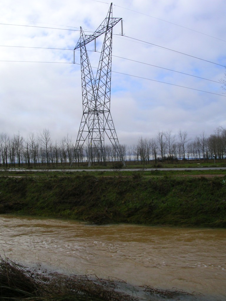 Foto: Linea De Corriente Electrica - Zuares Del Páramo (León), España