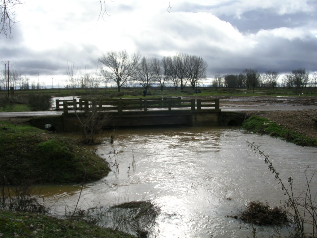 Foto: El Puente En Invierno - Zuares Del Páramo (León), España