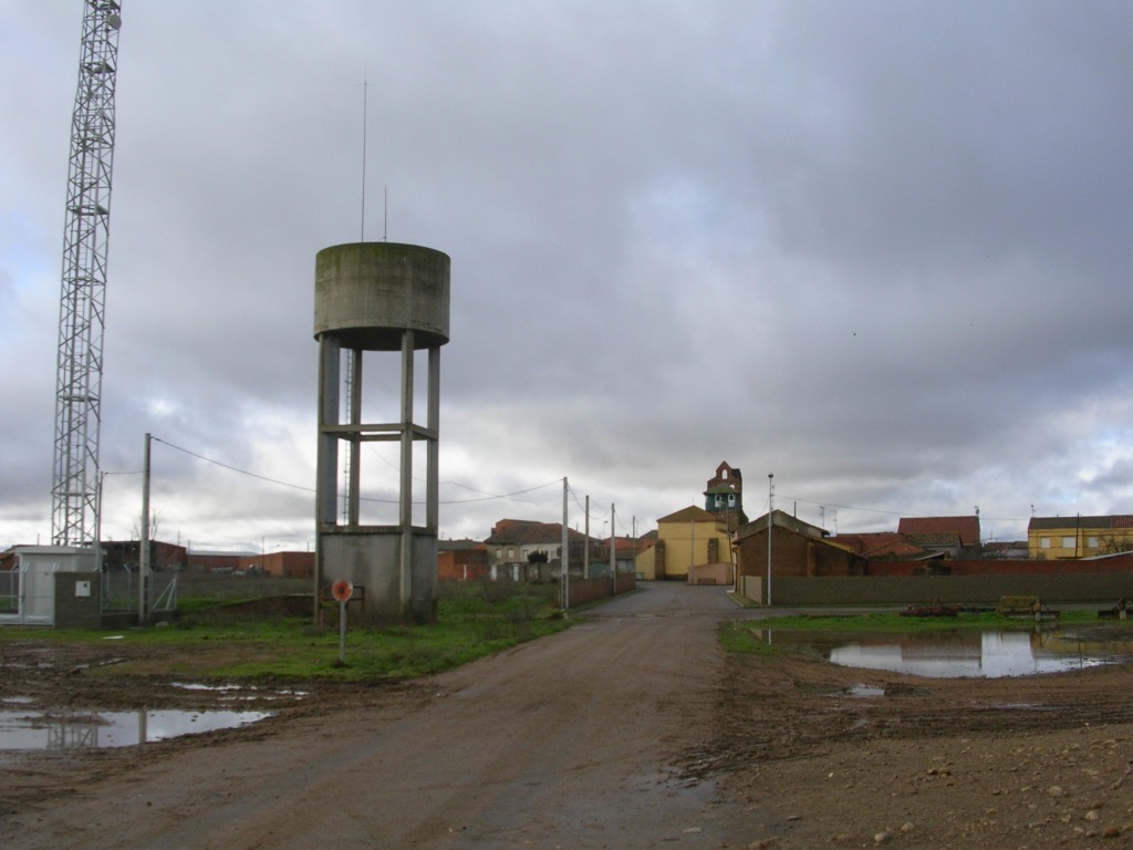 Foto: El Deposito Y La Iglesia - Zuares Del Páramo (León), España