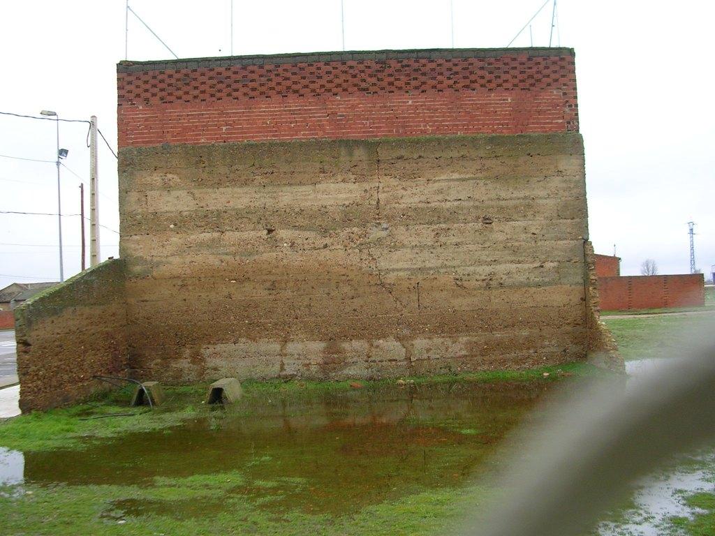 Foto: El Fronton (detras) - Zuares Del Páramo (León), España