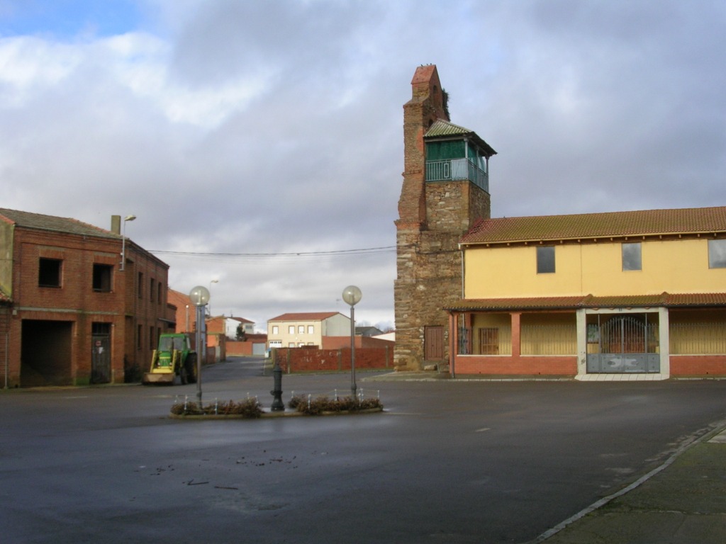 Foto: La Plaza Y La Iglesia - Zuares Del Páramo (León), España