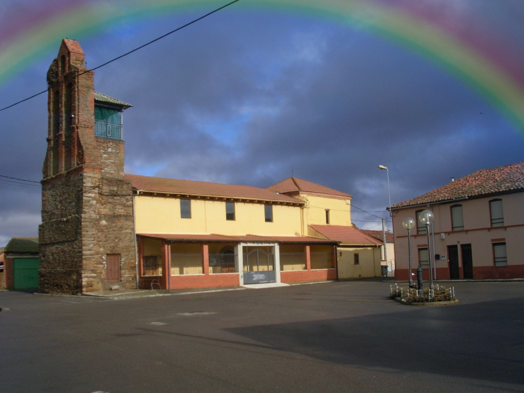 Foto: La Iglesia Y El Arcoiris - Zuares Del Páramo (León), España