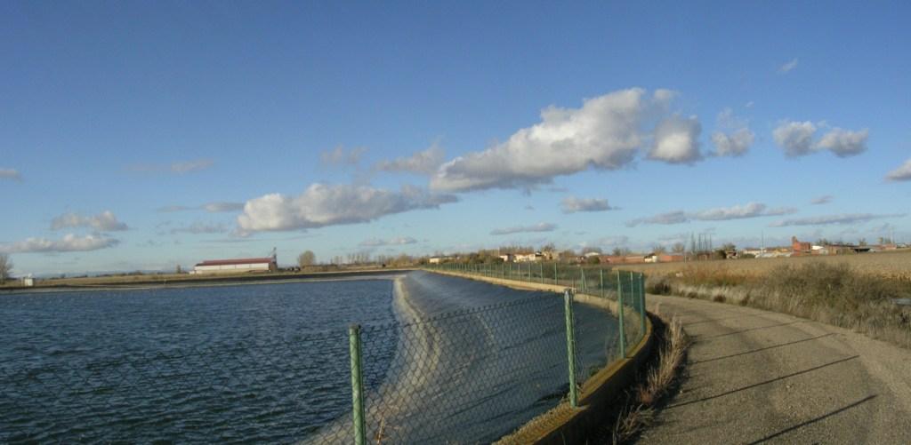 Foto: EMBALSE NUEVO PARAMO, CARRETERA POBLADURA - Zuares Del Páramo (León), España