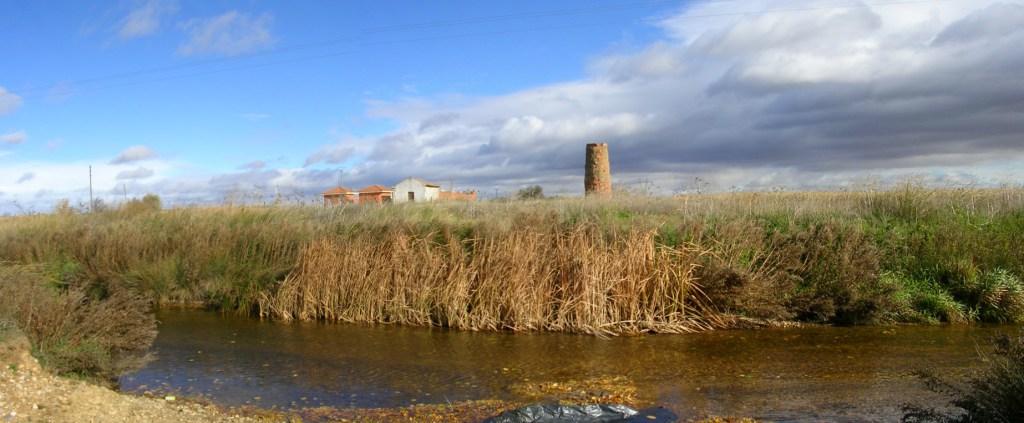 Foto: EL CEMENTERIO AL FONDO - Zuares Del Páramo (León), España
