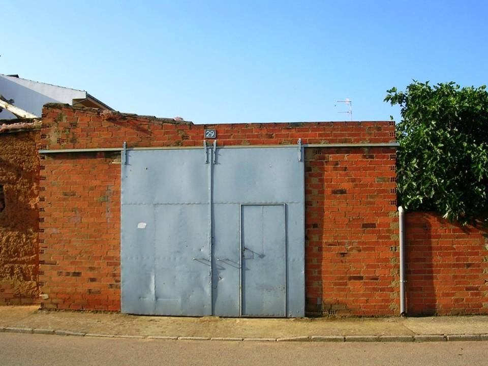 Foto: La Puerta De La Huerta En La C/ Arriba - Zuares Del Pàramo (León), España