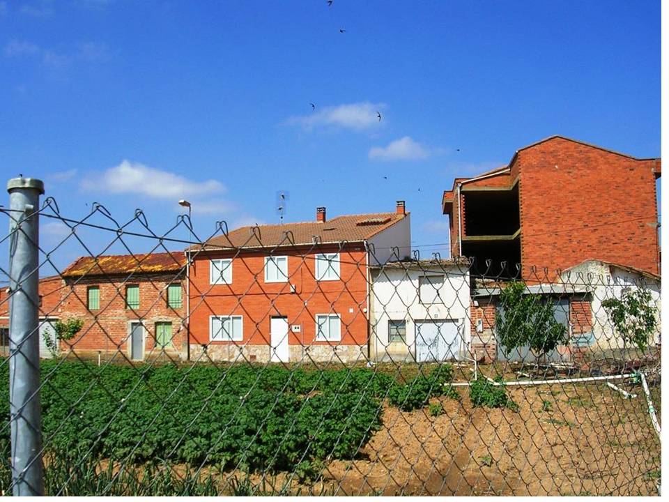Foto: Detras De Las Escuelas - Zuares Del Pàramo (León), España