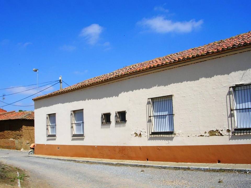 Foto: Las Escuelas (detras) - Zuares Del Pàramo (León), España