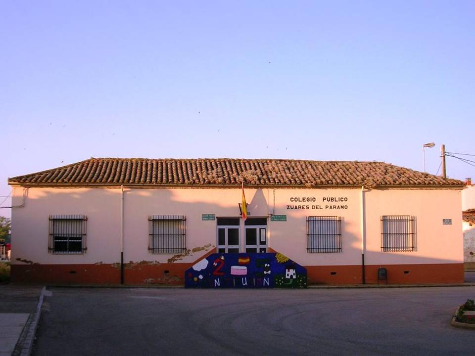 Foto: Las Escuelas (frente) - Zuares Del Pàramo (León), España