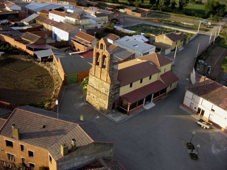 Foto: La Iglesia De Zuares Del Paramo Desde El Aire - Zuares Del Paramo (León), España