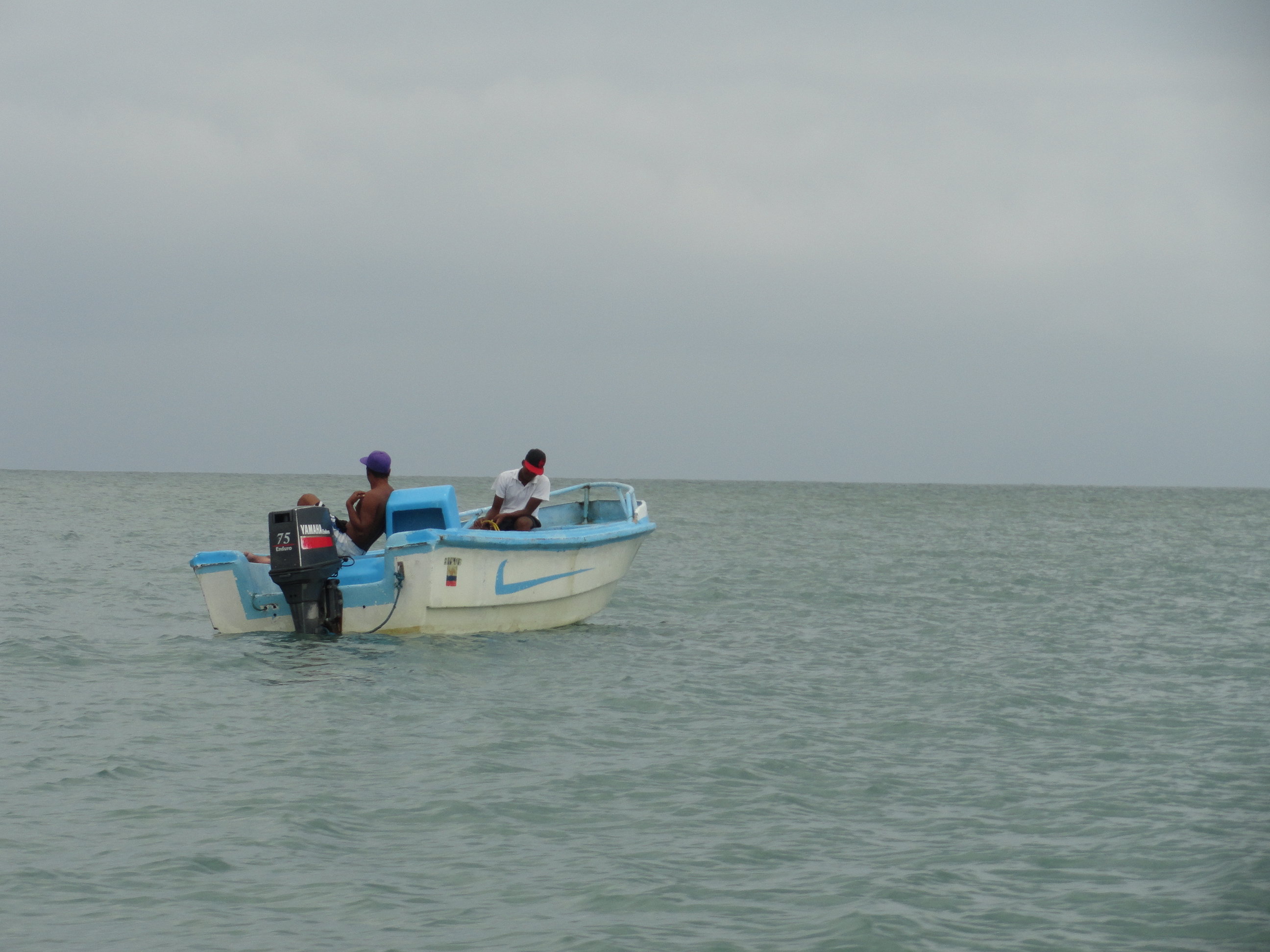 Foto: Un bote con turistas - Atacames (Esmeraldas), Ecuador