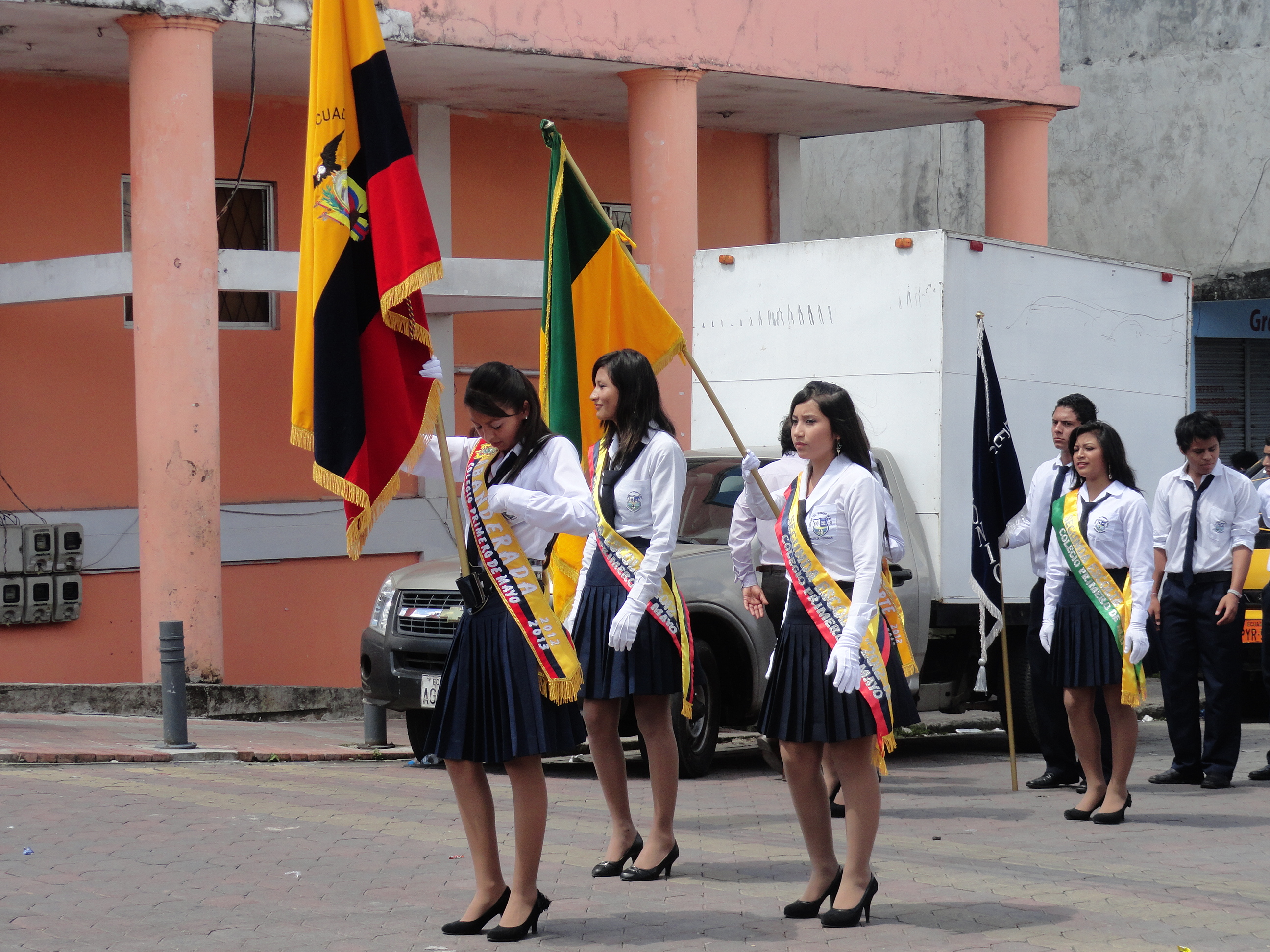 Foto: Abanderadas del colegio Doce  de Mayo - Puyo (Pastaza), Ecuador