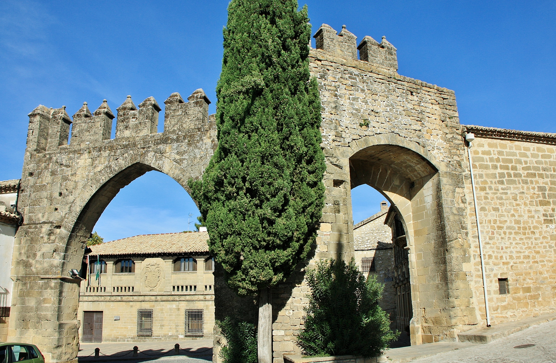 Foto: Puerta de Jaen y arco de Villalar - Baeza (Jaén), España