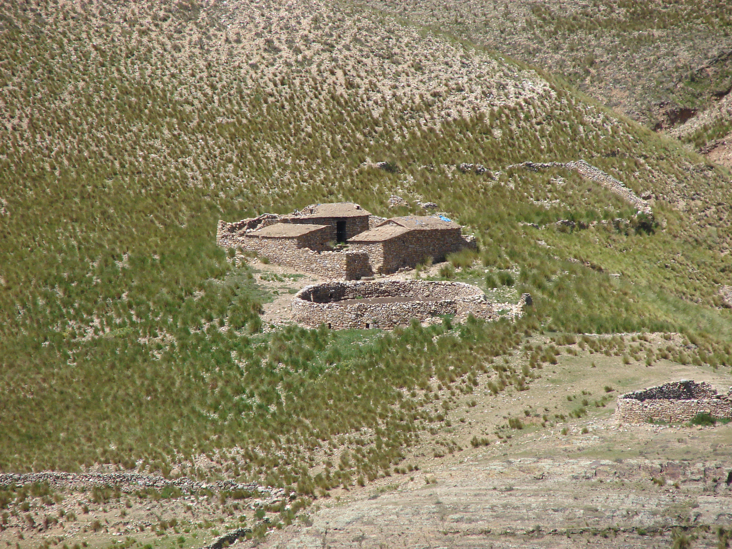Foto: Casa al pie del cerro - Iscayachi (Tarija), Bolivia