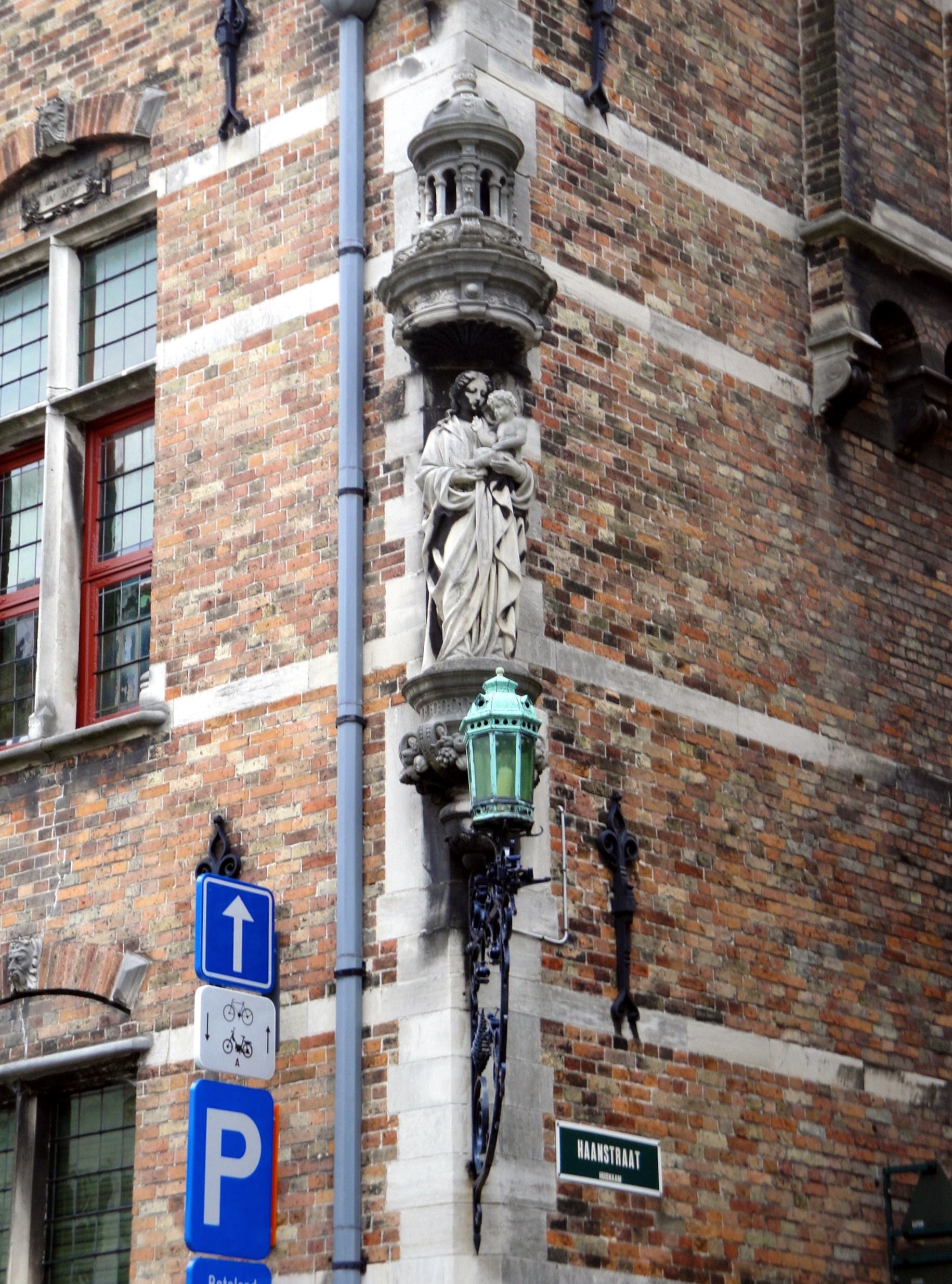 Foto: Detalle en la esquina - Brugge (Flanders), Bélgica