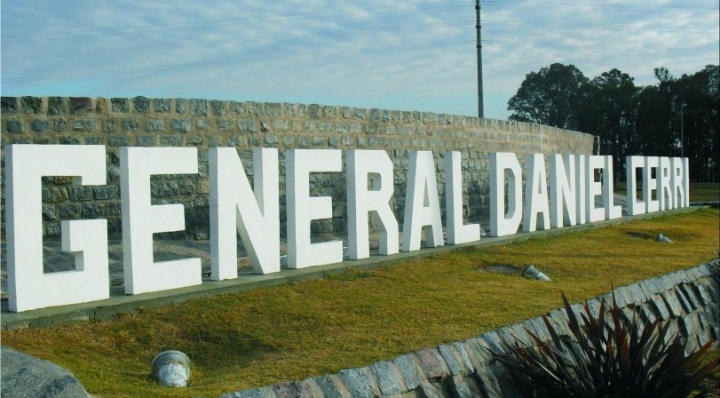 Foto: Cartel de ingreso - General Daniel Cerri (Buenos Aires), Argentina