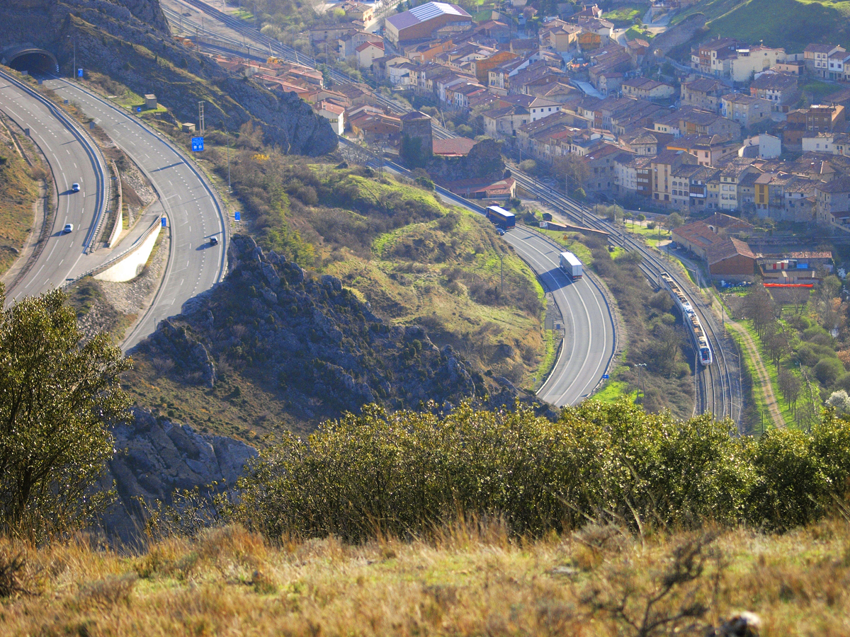 Foto: Autopista, carretera nacional y vías del ferrocarril - Pancorbo (Burgos), España