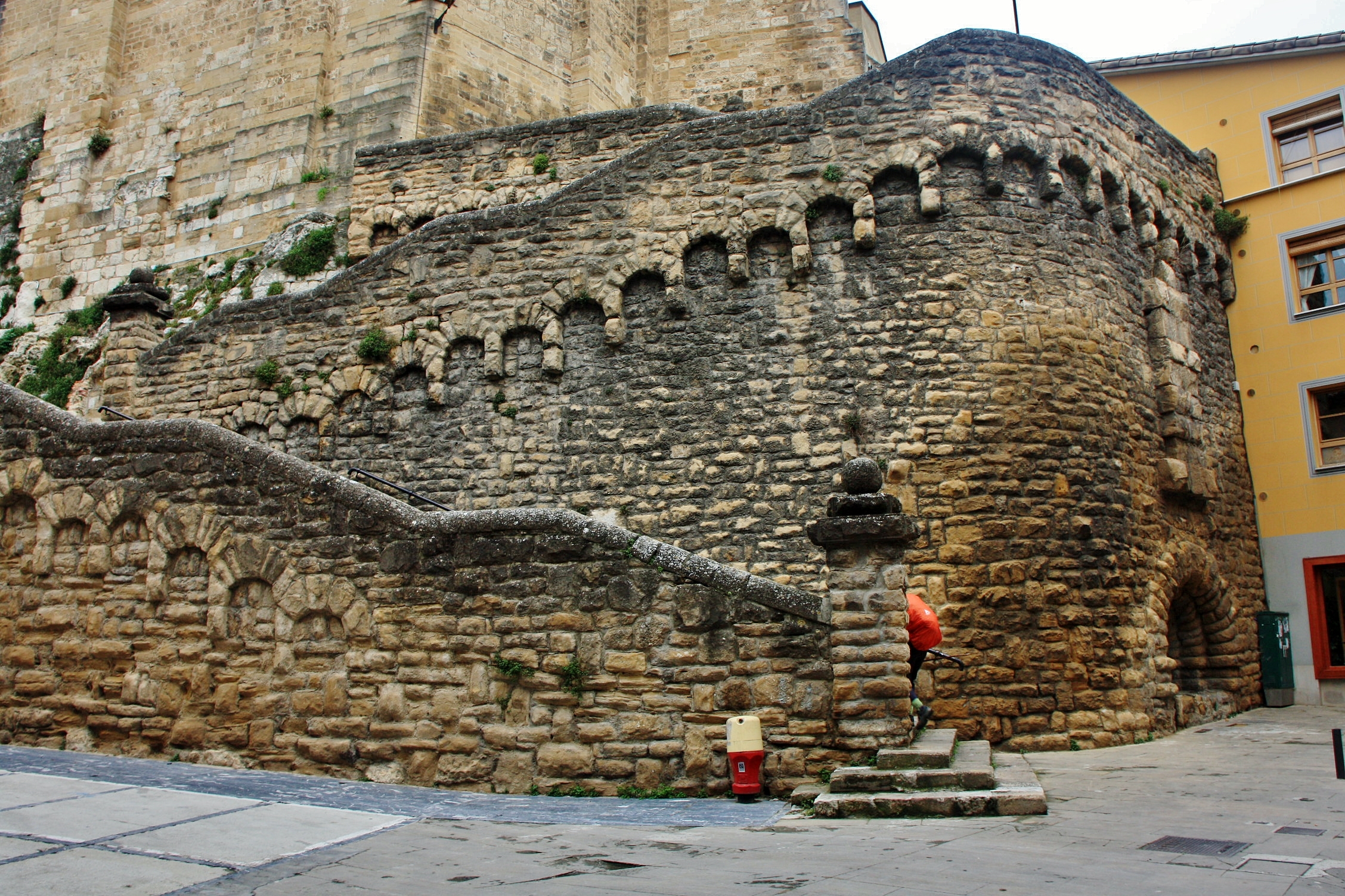 Foto: Escalera de la iglesia de San Miguel - Estella (Navarra), España