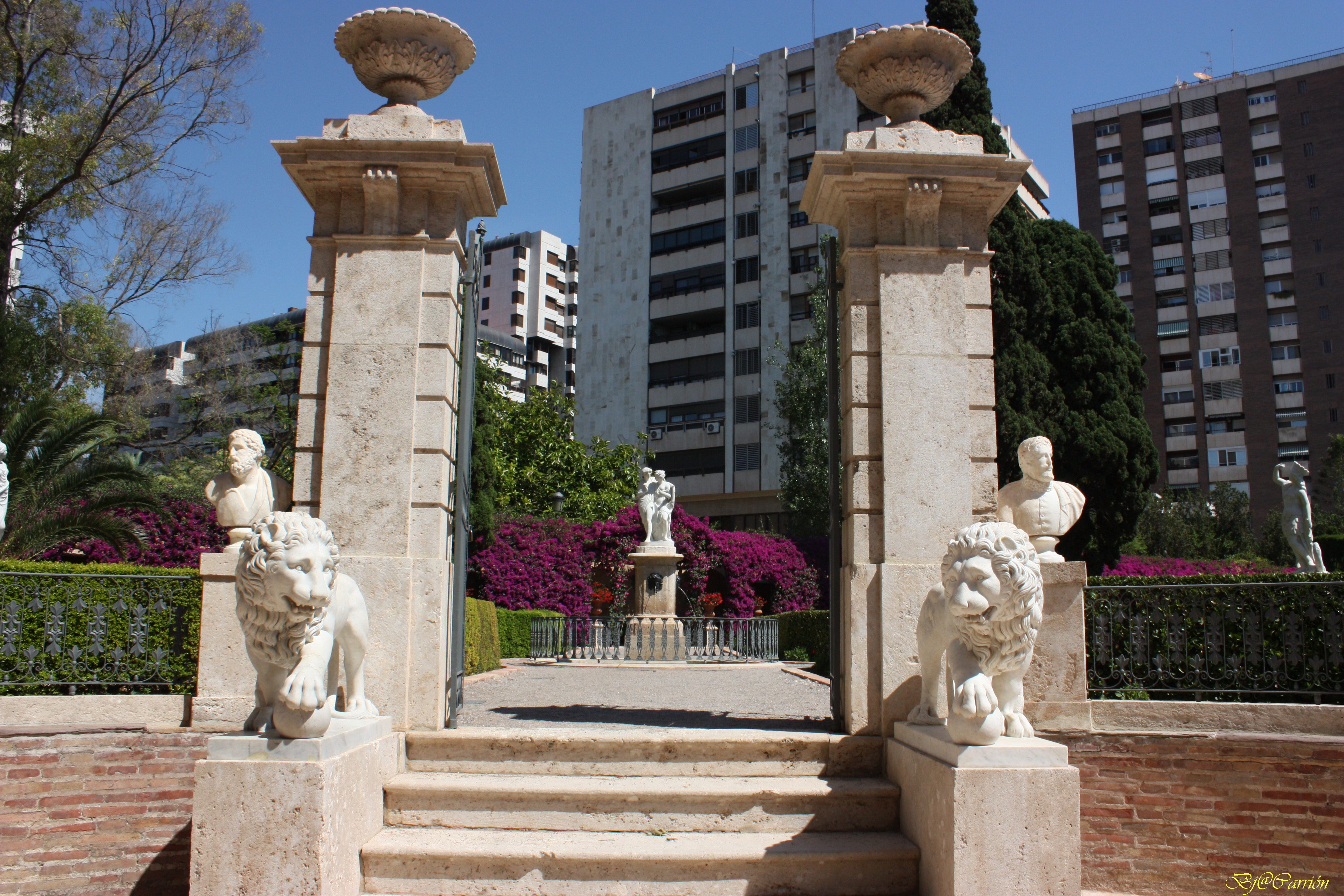 Foto: Puerta de los leones en los Jardines de Monforte - València (Comunidad Valenciana), España