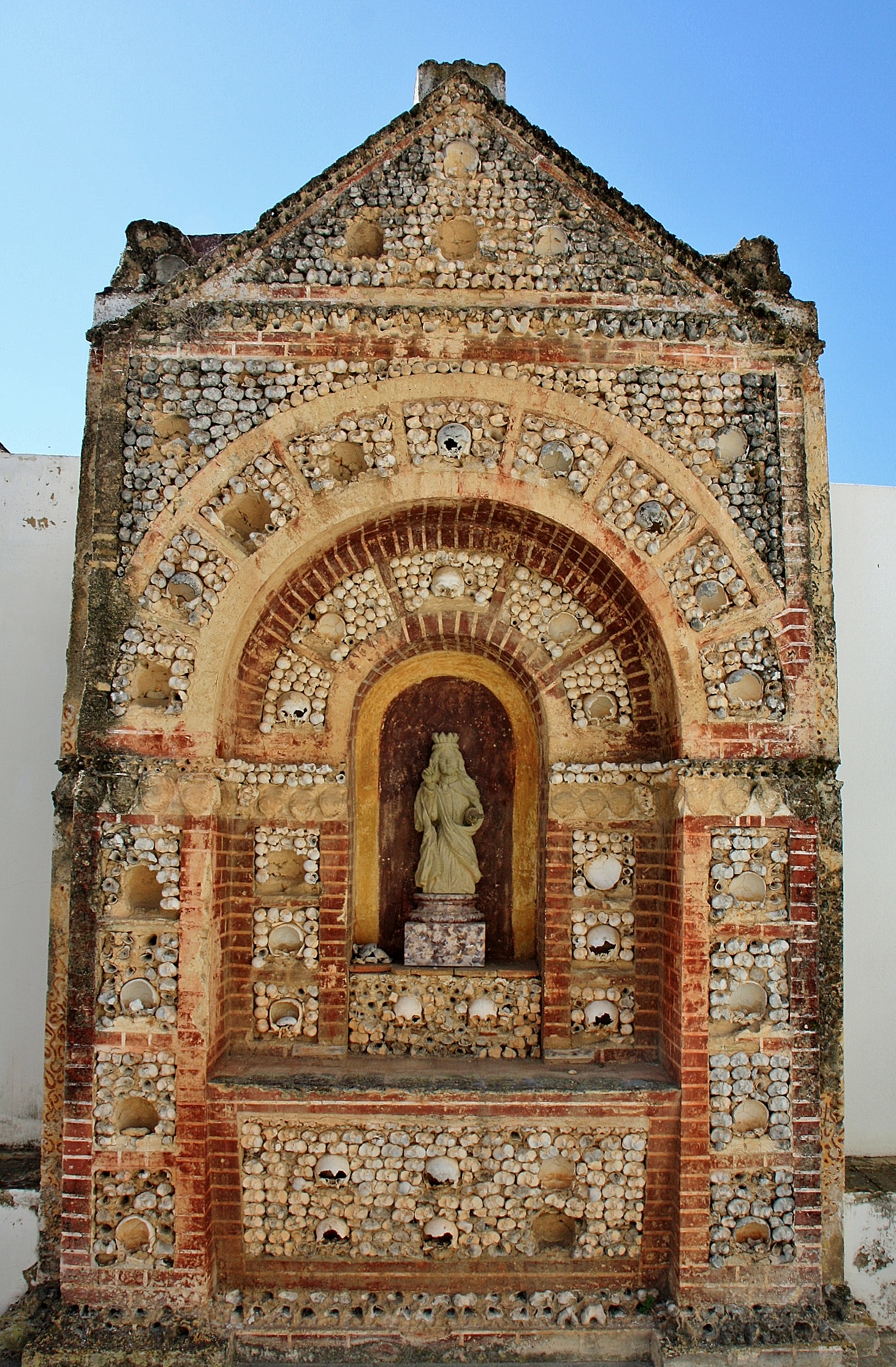 Foto: Capilla de huesos de la catedral - Faro, Portugal