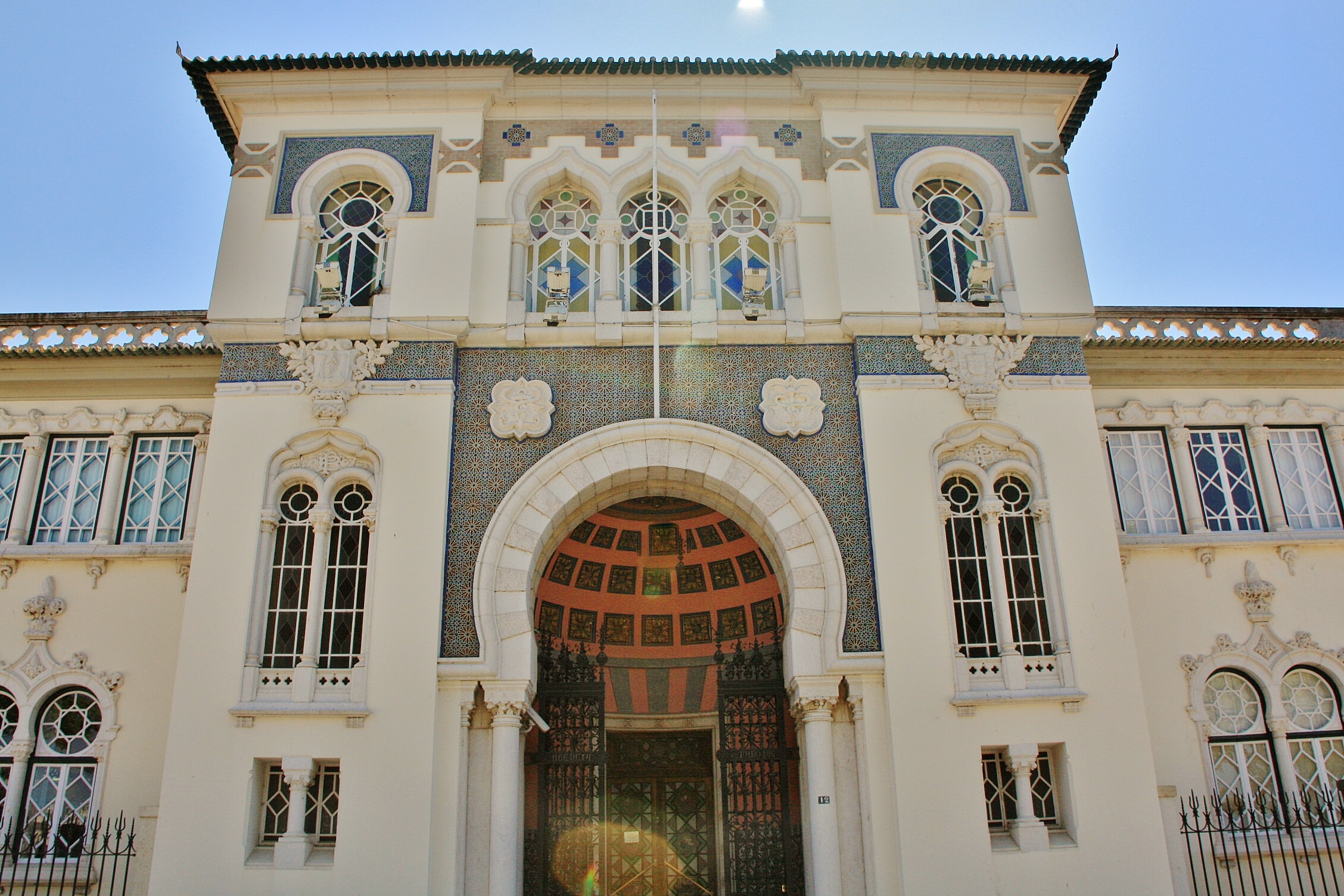 Foto: Edificio administrativo - Faro, Portugal