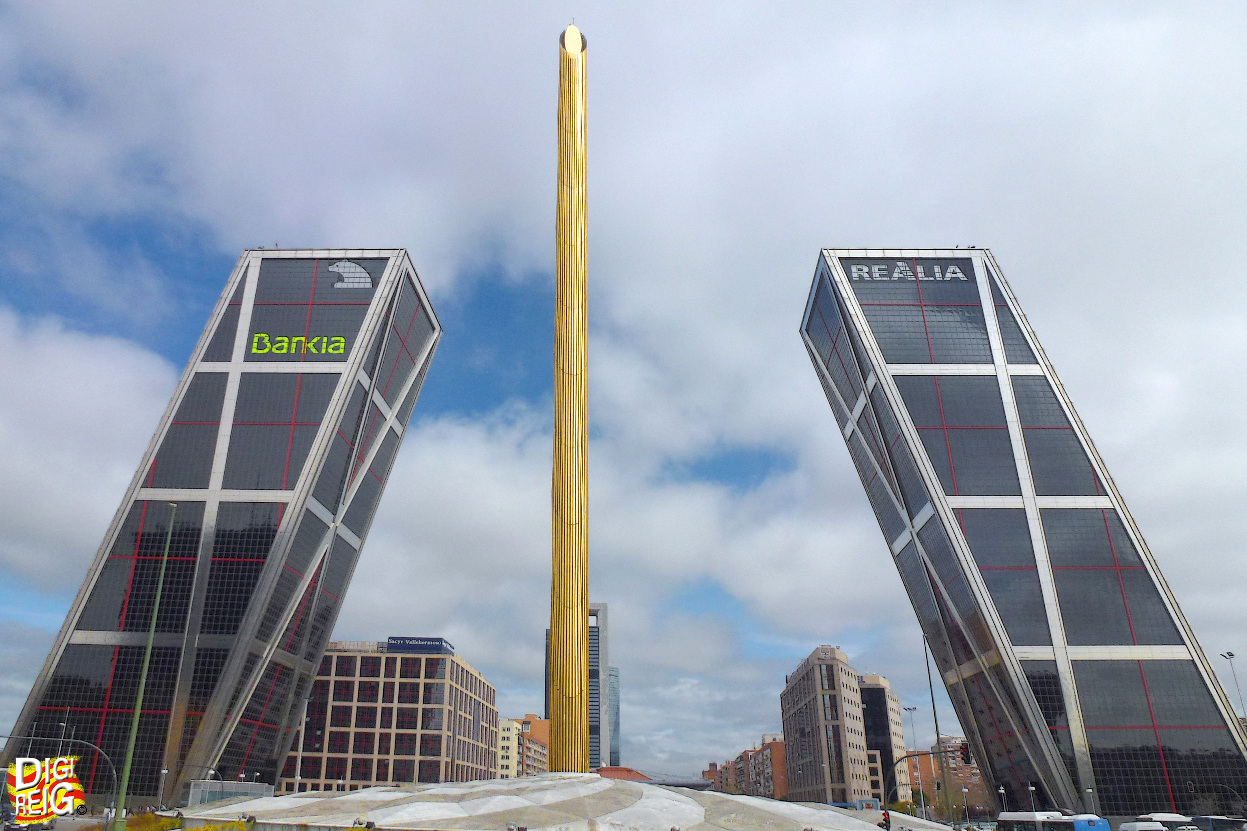 Foto: Las Torres Kio y el obelisco de Calatrava - Madrid (Comunidad de Madrid), España