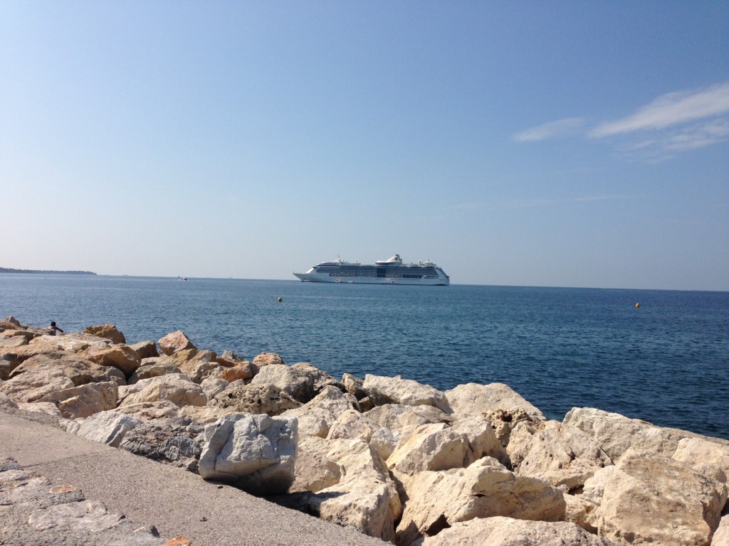 Foto: Puerto de Canes al fondo nuestro barco - Cannes, Francia