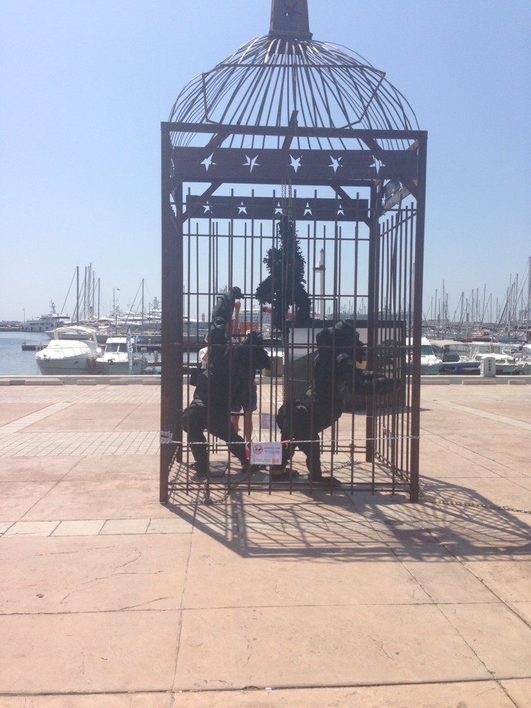Foto: Curiosas fieras hechas de neumáticos - Cannes, Francia