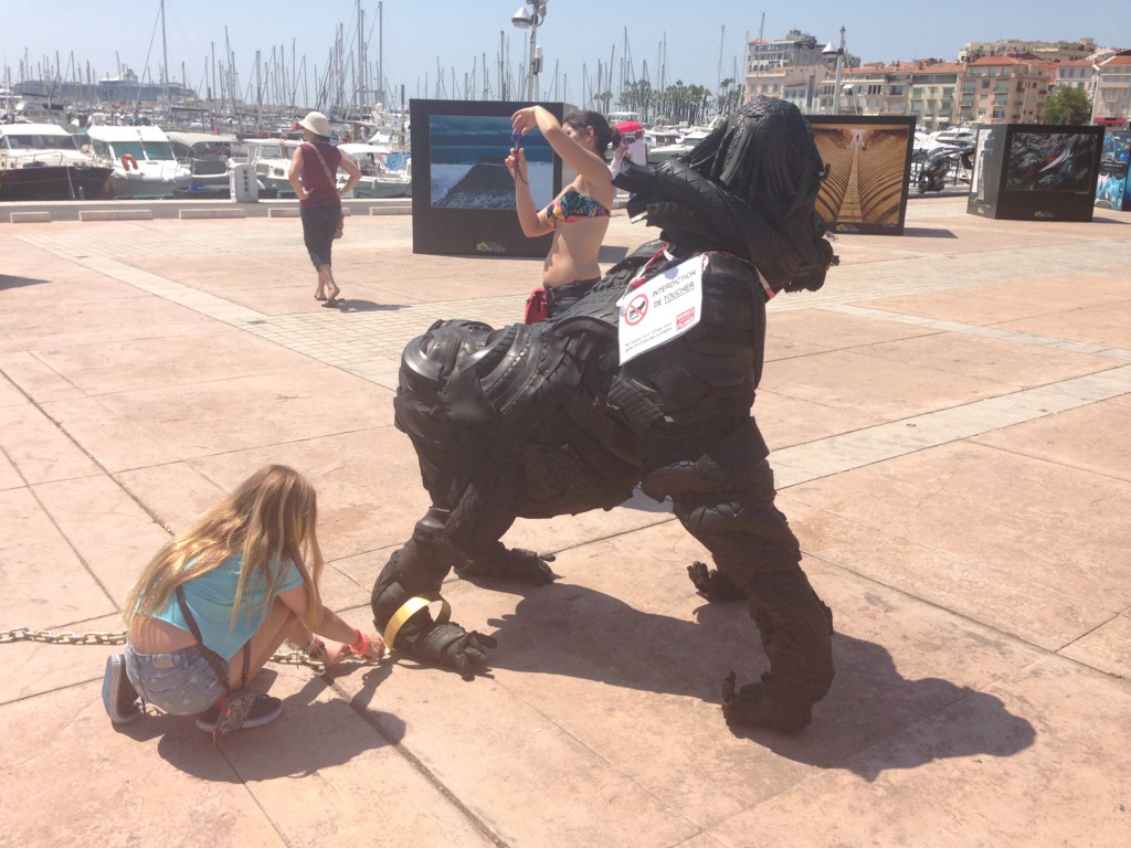 Foto: Dan miedo, figuras elaboradas de neumáticos - Cannes, Francia