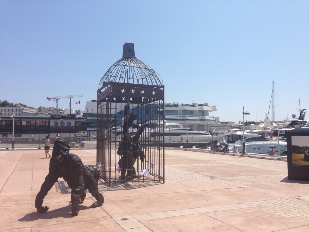 Foto: Figuras elaboradas con neumáticos - Cannes, Francia