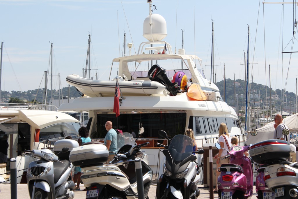 Foto: Embarcaciones en el puerto - Cannes, Francia