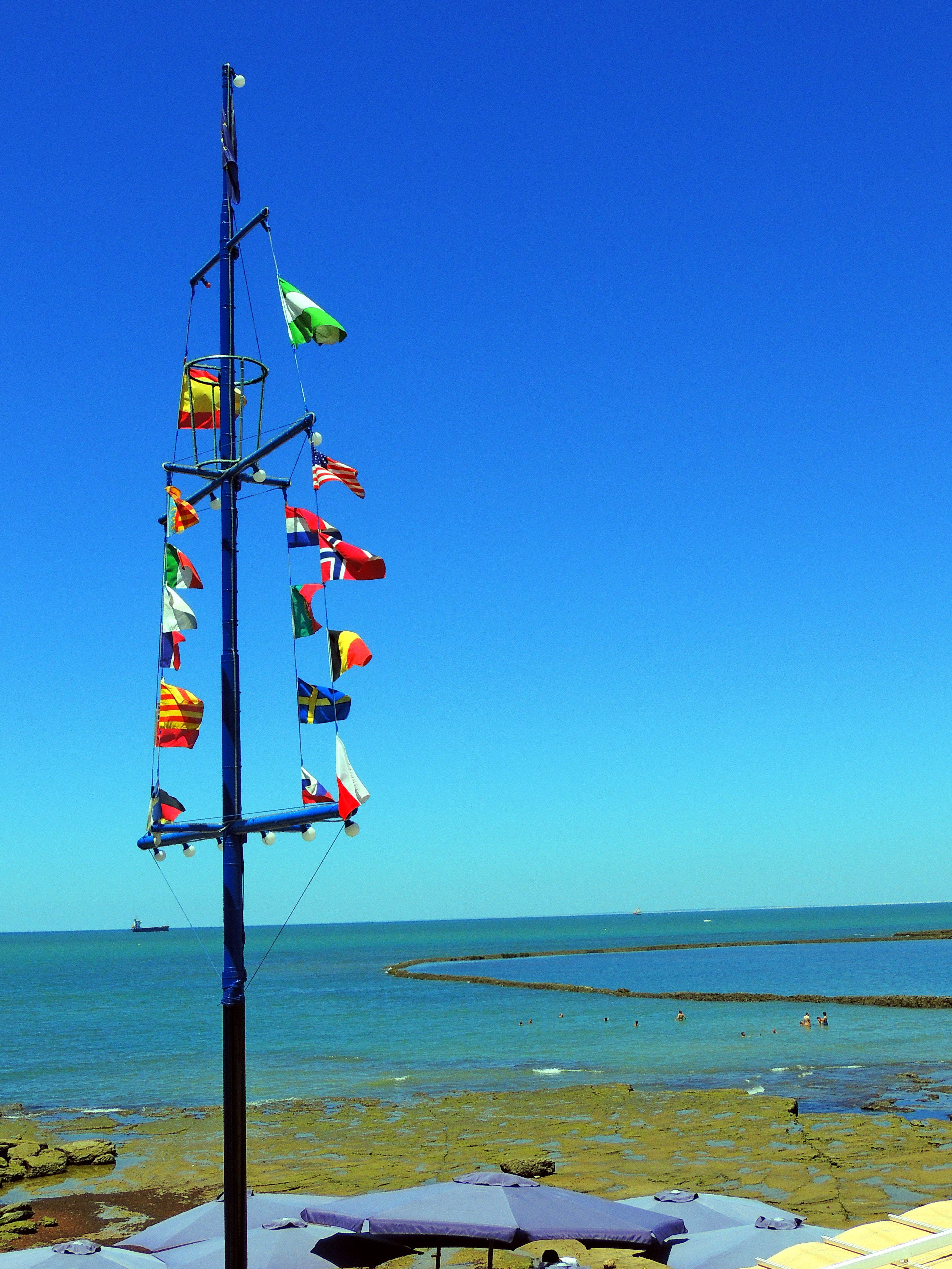 Foto: El Lenguaje de las banderas - Chipiona (Cádiz), España