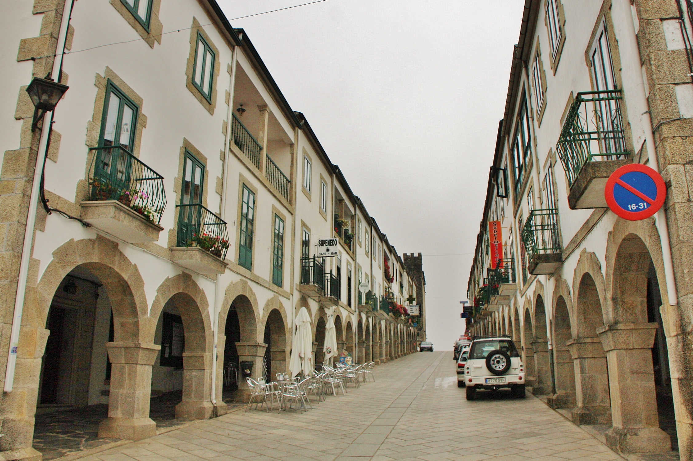 Foto: Calle principal - Portomarín (Lugo), España