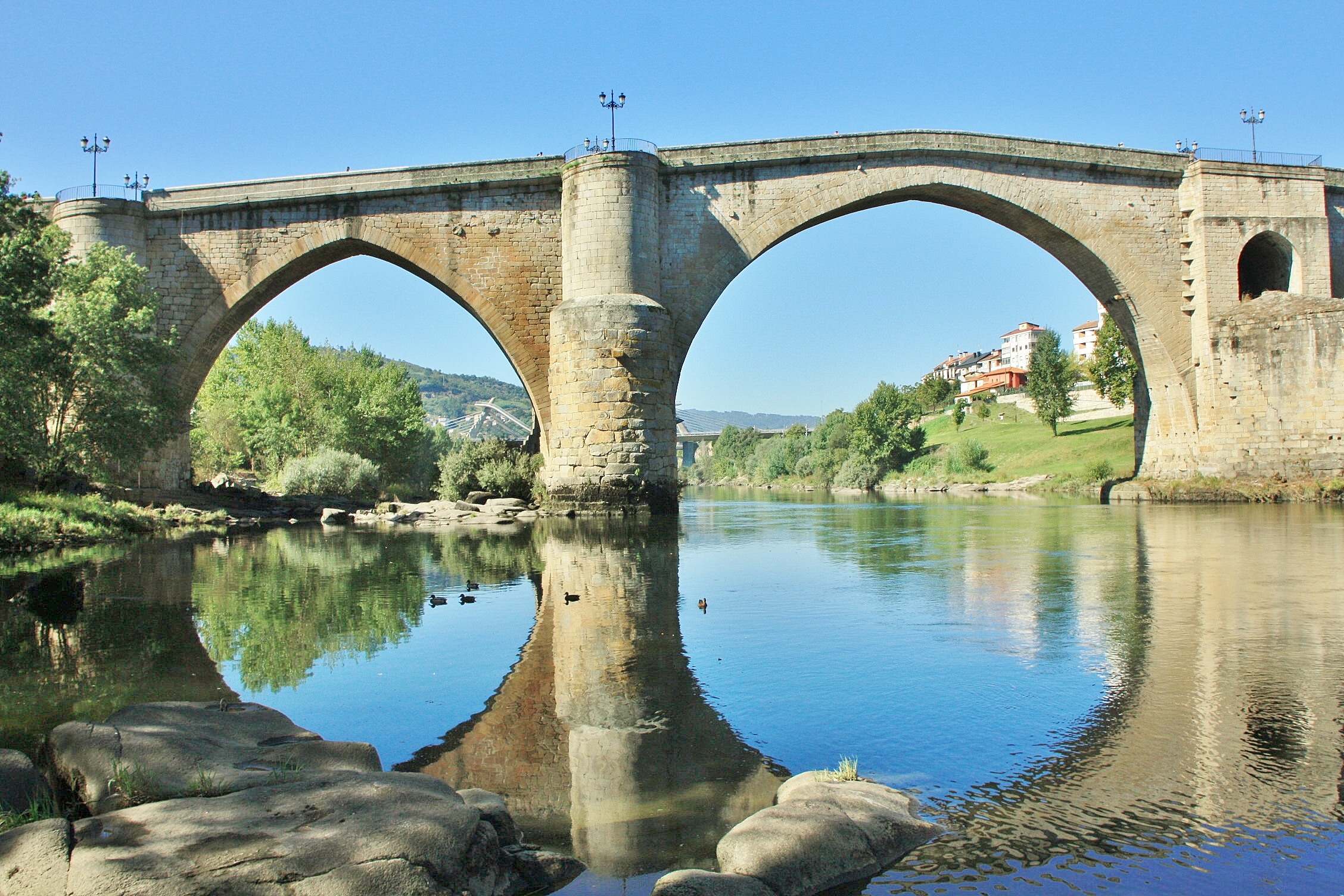 Foto: Puente medieval sobre el Miño - Ourense (Galicia), España
