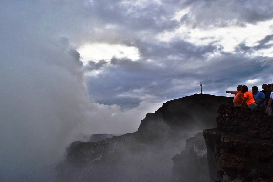 Foto: Turistas obsevando la neblina - Masaya, Nicaragua