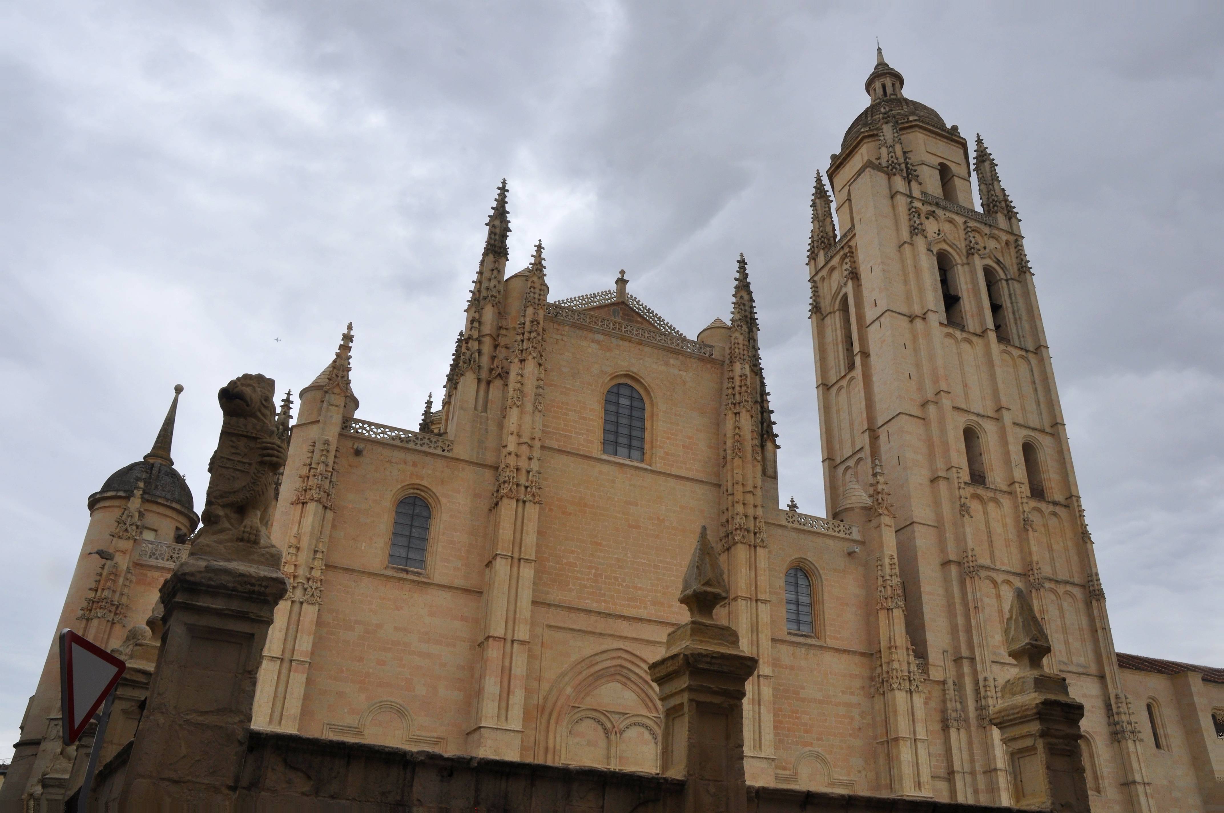 Foto: Iglesia y campanario - Segovia (Castilla y León), España