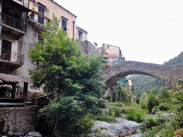 Foto: Centro histórico - Zuccarello (Liguria), Italia