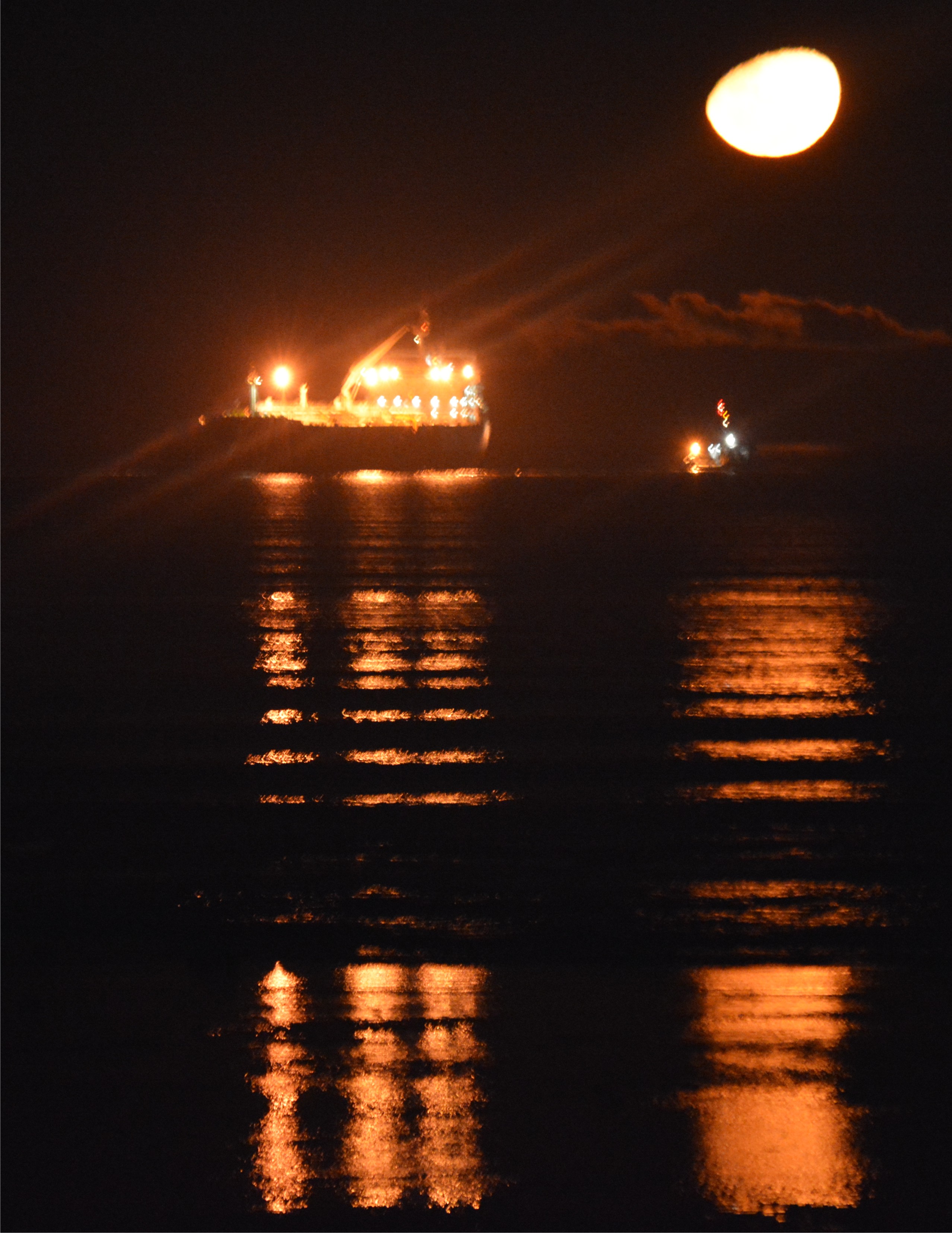 Foto: El barco y la luna - Caleta Olivia (Santa Cruz), Argentina