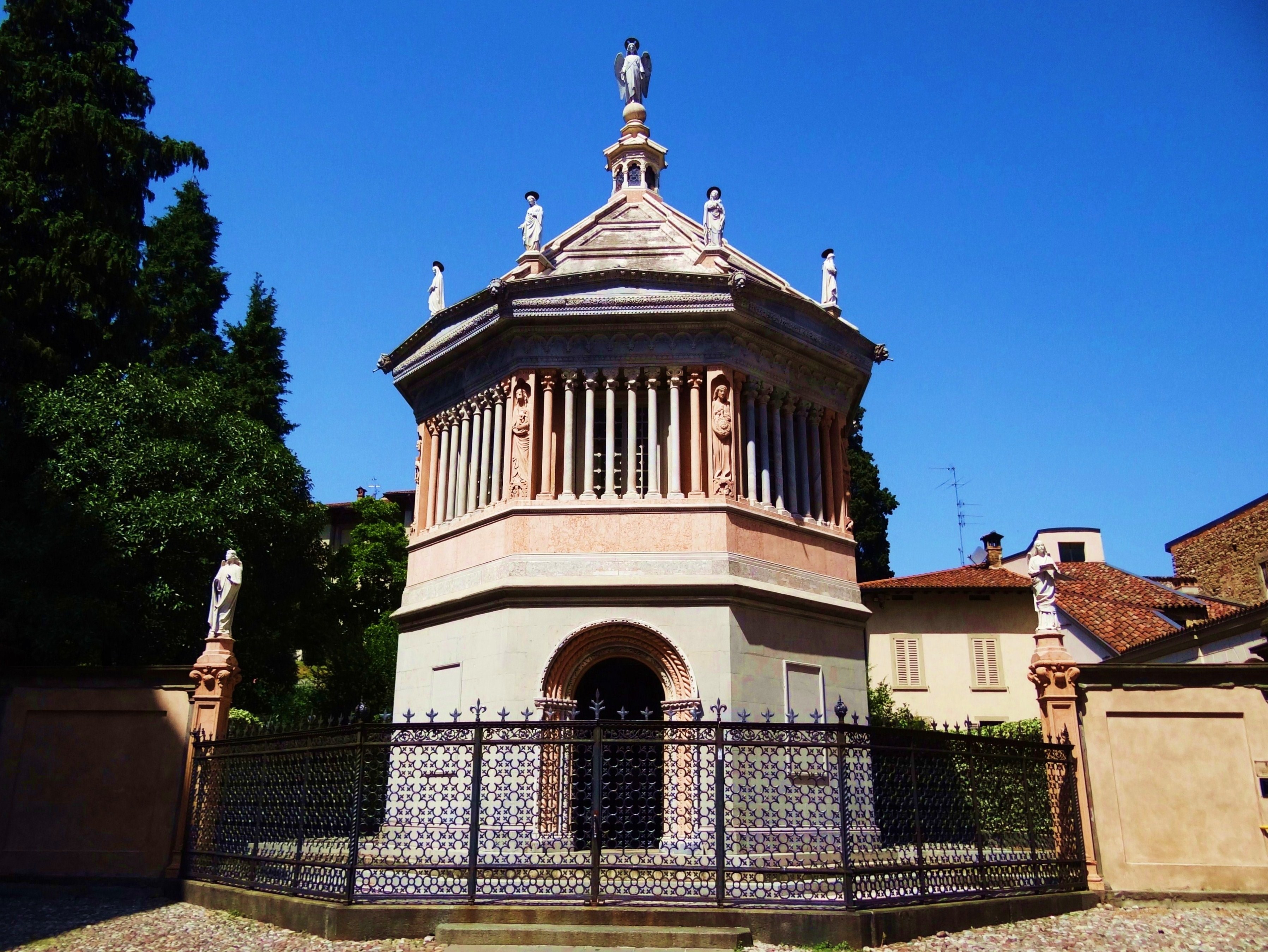 Foto: Battistero della Basilica di S. Maria Maggiore - Bergamo (Lombardy), Italia